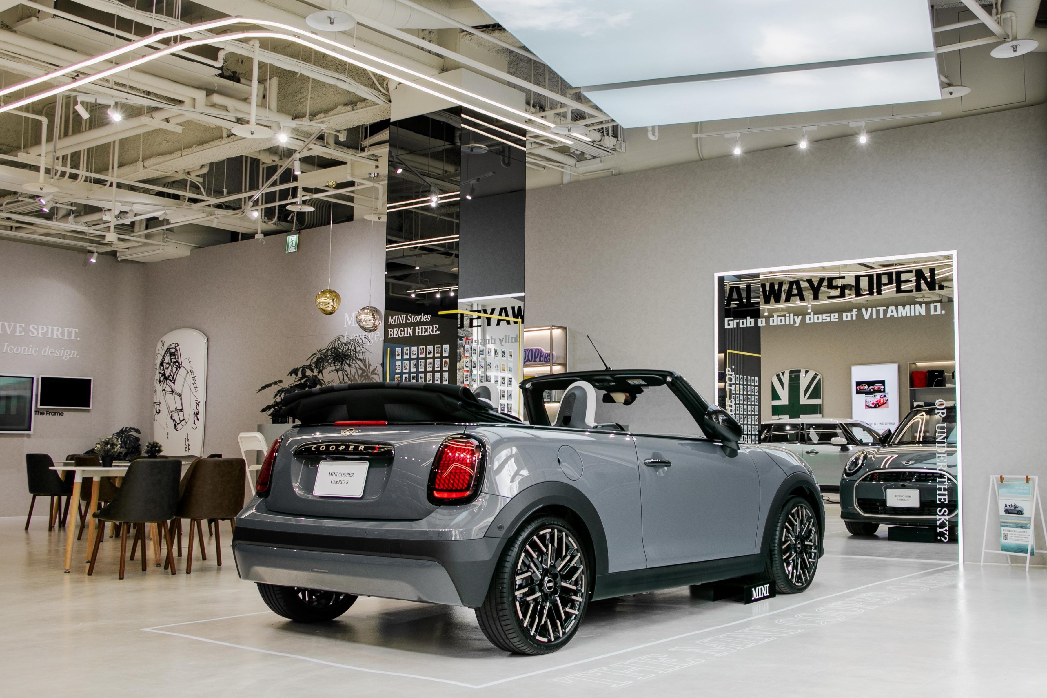 [新聞圖片三] MINI Cooper Cabrio敞篷車展示，以正對鏡面的活潑陳列，邀請每位訪客與敞篷車自拍互動，開啟一場與自我風格的對話